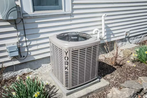 Exterior - 209 E Arnold St, Bluffton, IN 46714 photo 7 of 10