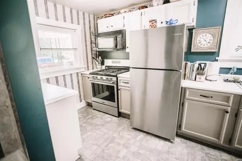 Kitchen - 209 E Arnold St, Bluffton, IN 46714 photo 2 of 4
