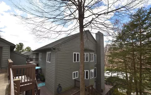 9748 S Harbour Pointe Dr, Bloomington, IN 47401