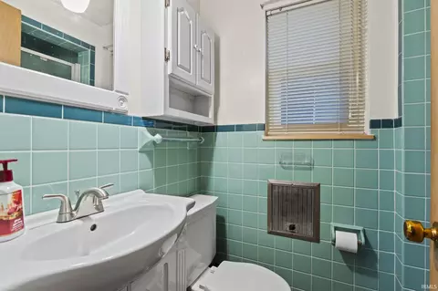 Bath - 4117 E Saddle Dr, Fort Wayne, IN 46804 photo 1 of 4