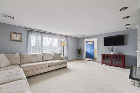 Living - 4117 E Saddle Dr, Fort Wayne, IN 46804 photo 3 of 6