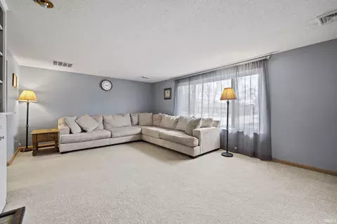 Living - 4117 E Saddle Dr, Fort Wayne, IN 46804 photo 2 of 6