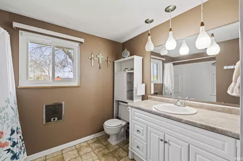 Bath - 4117 E Saddle Dr, Fort Wayne, IN 46804 photo 3 of 4