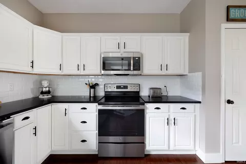 Kitchen - 722 E Olde Mill Cir, Bloomington, IN 47401 photo 2 of 4