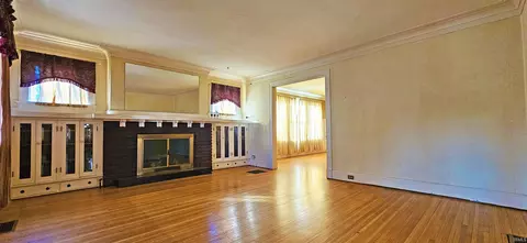 Living - 214 E 4th St, Mount Carmel, IL 62863 photo 1 of 3
