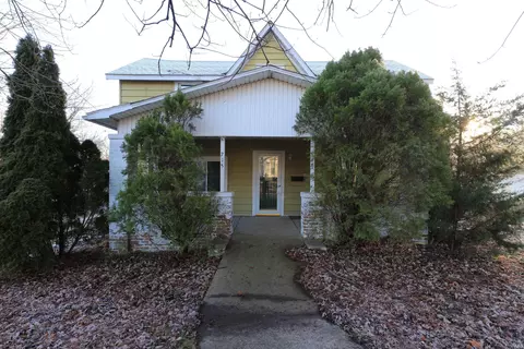 715 N Main St, Veedersburg, IN 47987