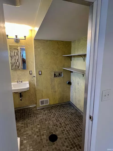 Bath - 3508 E Park Ln, Bloomington, IN 47408 photo 4 of 4