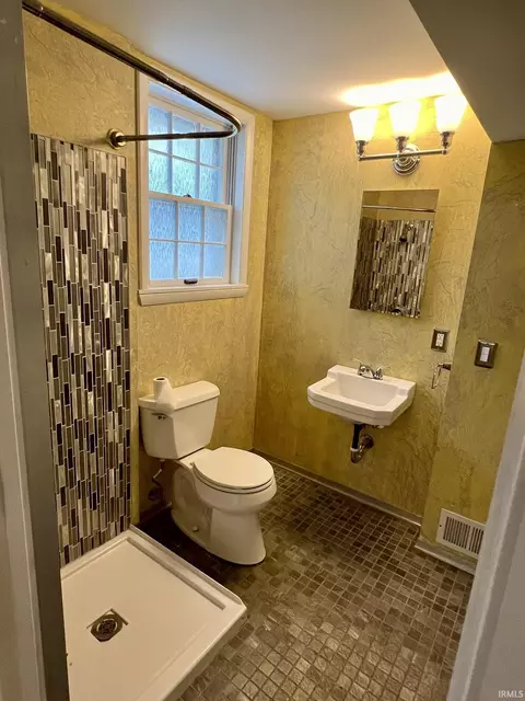 Bath - 3508 E Park Ln, Bloomington, IN 47408 photo 3 of 4