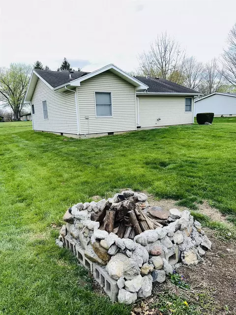 141 E Parkway Dr, Warren, IN 46792 photo 2
