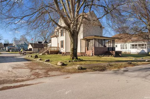 309 E Pearl St, Medaryville, IN 47957
