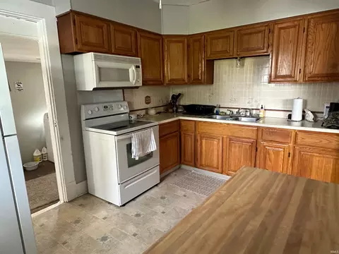 Kitchen - 220 E 600 N Rd, Marion, IN 46952 photo 2 of 2