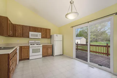 203 Walnut Crossing Dr, Walkerton, IN 46574 photo 5