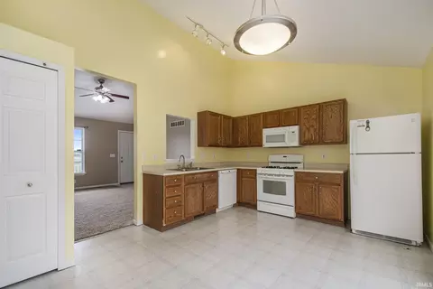 203 Walnut Crossing Dr, Walkerton, IN 46574 photo 6