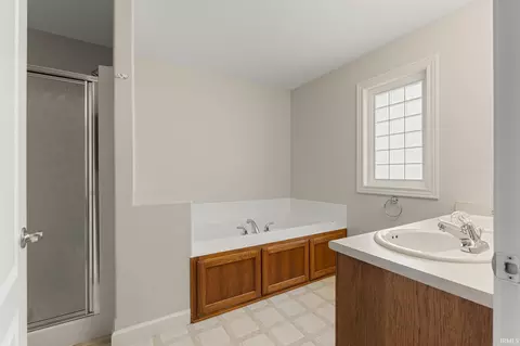 Bath - 12905 Charenton Ct, Fort Wayne, IN 46845 photo 2 of 5