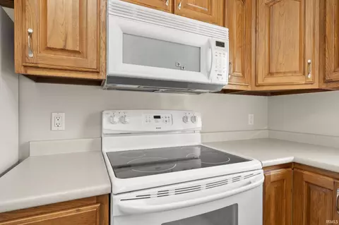 Kitchen - 12905 Charenton Ct, Fort Wayne, IN 46845 photo 3 of 5