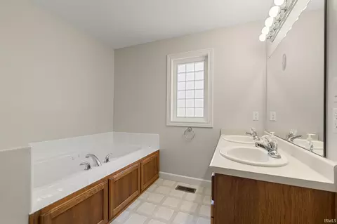 Bath - 12905 Charenton Ct, Fort Wayne, IN 46845 photo 3 of 5