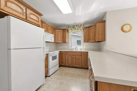 Kitchen - 12905 Charenton Ct, Fort Wayne, IN 46845 photo 2 of 5