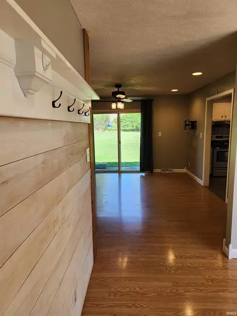 8 Locksley Ct, Bedford, IN 47421 photo 2
