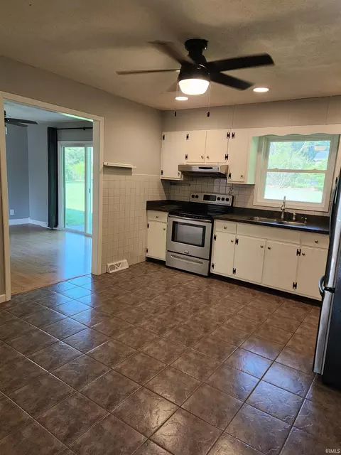 8 Locksley Ct, Bedford, IN 47421 photo 3