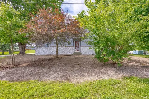 562 W Seitz St, Jasper, IN 47546 photo 2