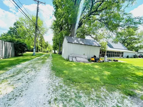 107 W Grissom Ave, Mitchell, IN 47446 photo 5