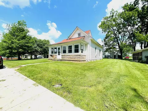 107 W Grissom Ave, Mitchell, IN 47446 photo 2