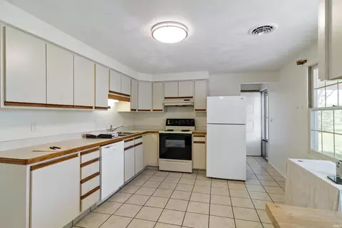 142 E Bragg Ave, Upland, IN 46989 photo 6
