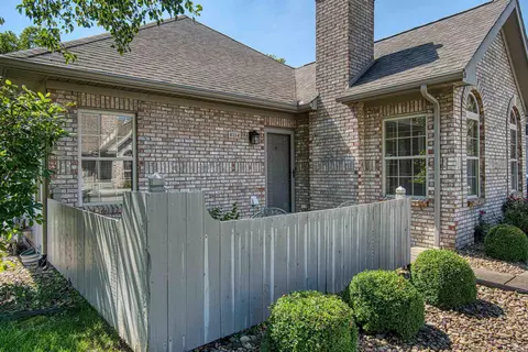 8214 Gate Way Dr, Evansville, IN 47715