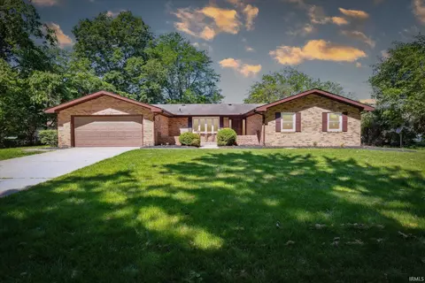 54181 Eastlake Dr, South Bend, IN 46635