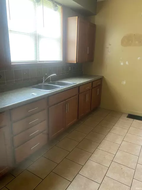 227 E 6th St, Peru, IN 46970 photo 8
