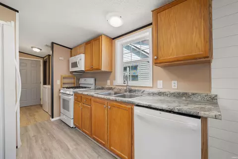 405 E High St, Garrett, IN 46738 photo 3