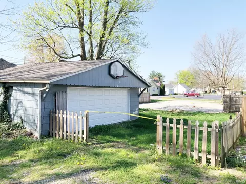 420 N 8th St, Mitchell, IN 47446 photo 2
