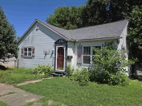 327 W Vine St, Oakland City, IN 47660