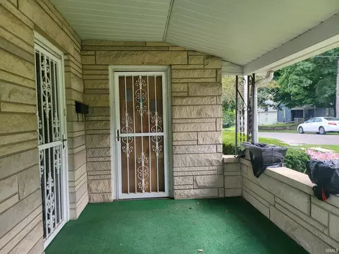907 N Jackson St, Bloomington, IN 47404 photo 2