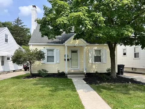 1652 Fairhill Dr, Fort Wayne, IN 46808