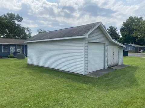 313 E Chicago St, Syracuse, IN 46567 photo 2