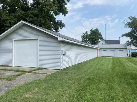 313 E Chicago St, Syracuse, IN 46567 photo 3