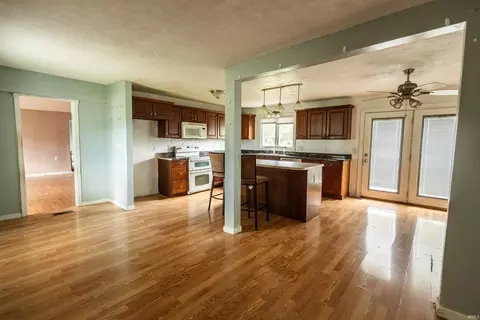 430 Wade St, Mitchell, IN 47446 photo 3