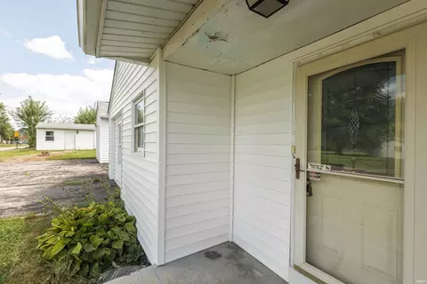 430 Wade St, Mitchell, IN 47446 photo 2