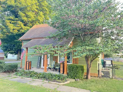 107 E Thompson St, Cayuga, IN 47928 photo 4