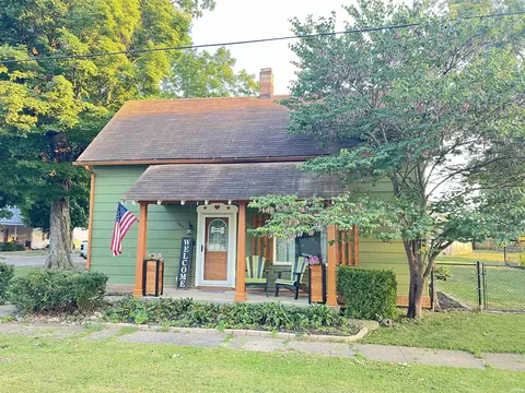 107 E Thompson St, Cayuga, IN 47928 photo 1