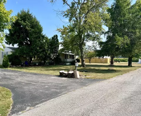 16427 Grant St, Yoder, IN 46798 photo 2
