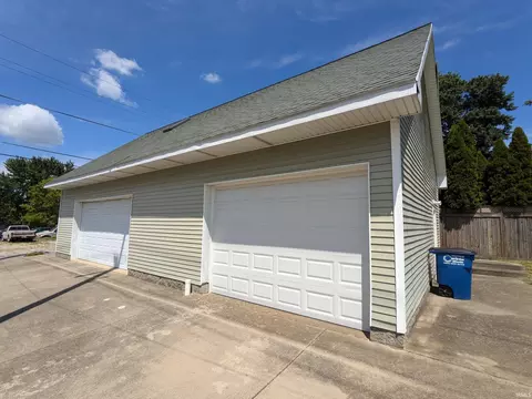 627 I St, Bedford, IN 47421 photo 2