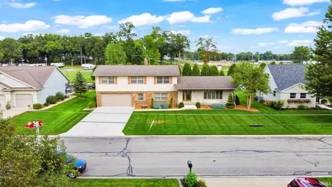 16 Fairlane Dr, Warsaw, IN 46580
