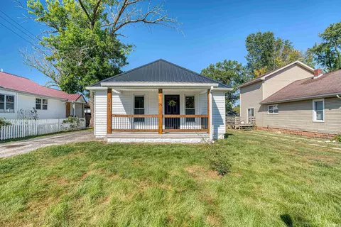 427 S Gibson St, Oakland City, IN 47660
