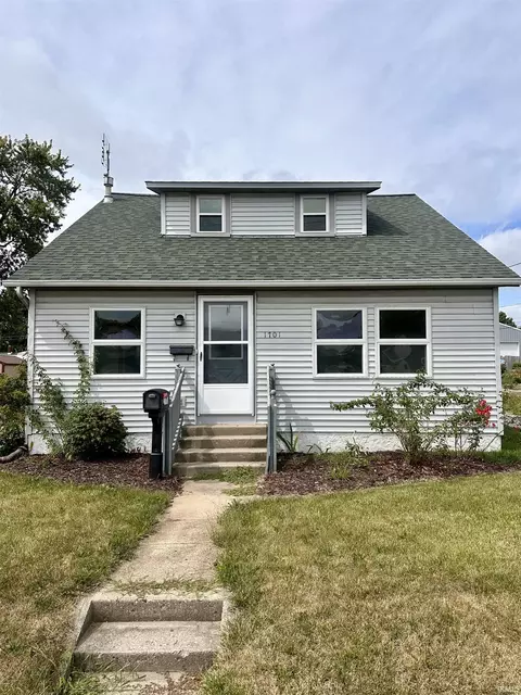 1701 Wayne St, Auburn, IN 46706 photo 1