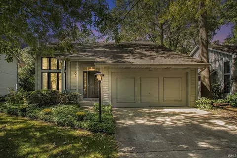2005 Creekbank Ln, South Bend, IN 46635