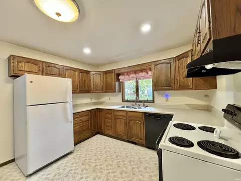 303 W Wolfe St, Sullivan, IN 47882 photo 3