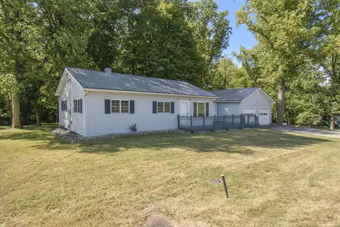 207 W Dixie Dr, Silver Lake, IN 46982
