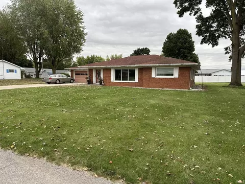 135 E Curtis St, Shipshewana, IN 46565